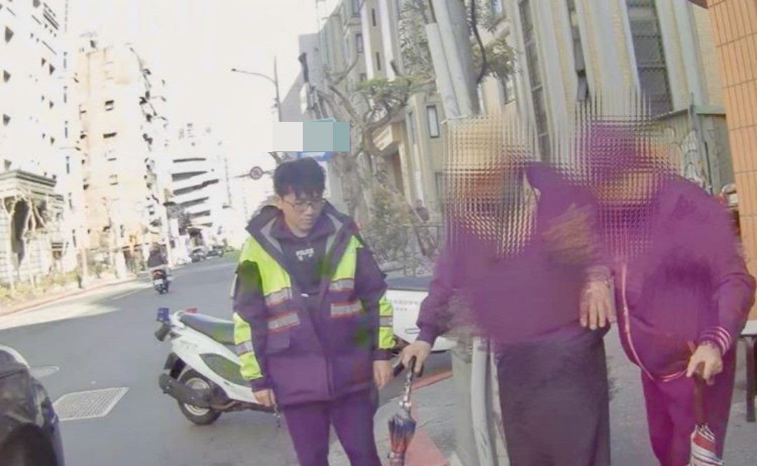 ▲員警協助老翁及家屬返家。