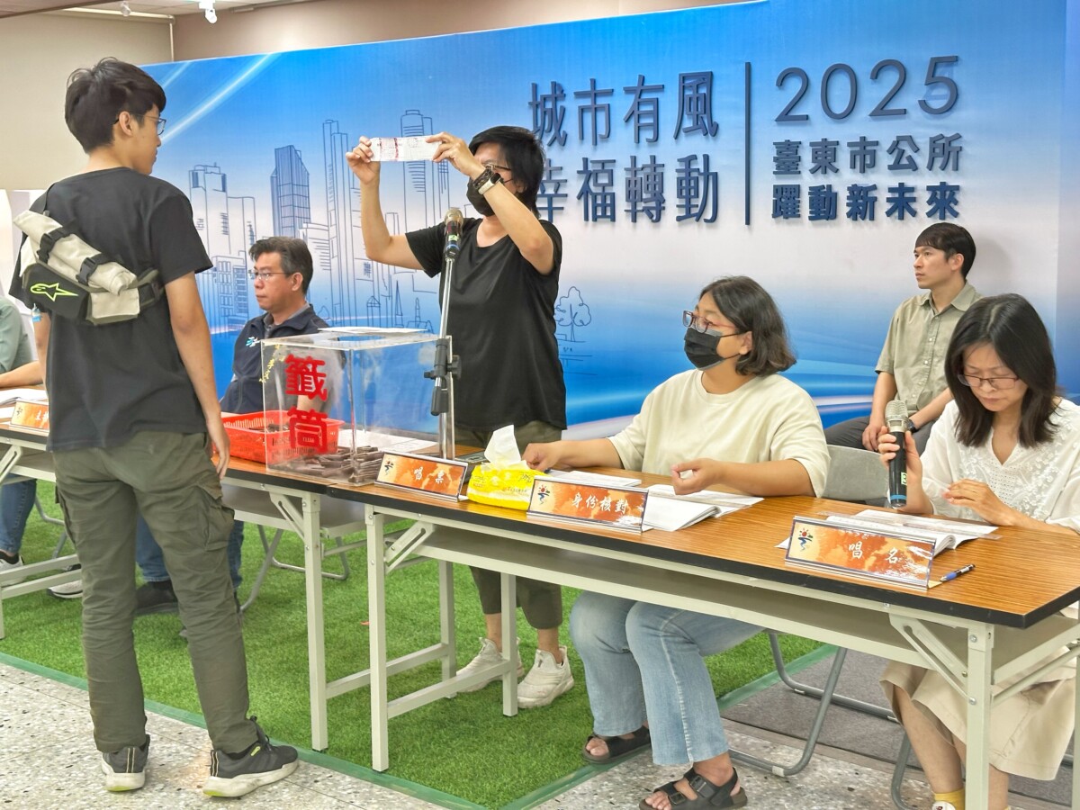 ▲台東市公所今(30)日上午舉辦役男抽籤作業。