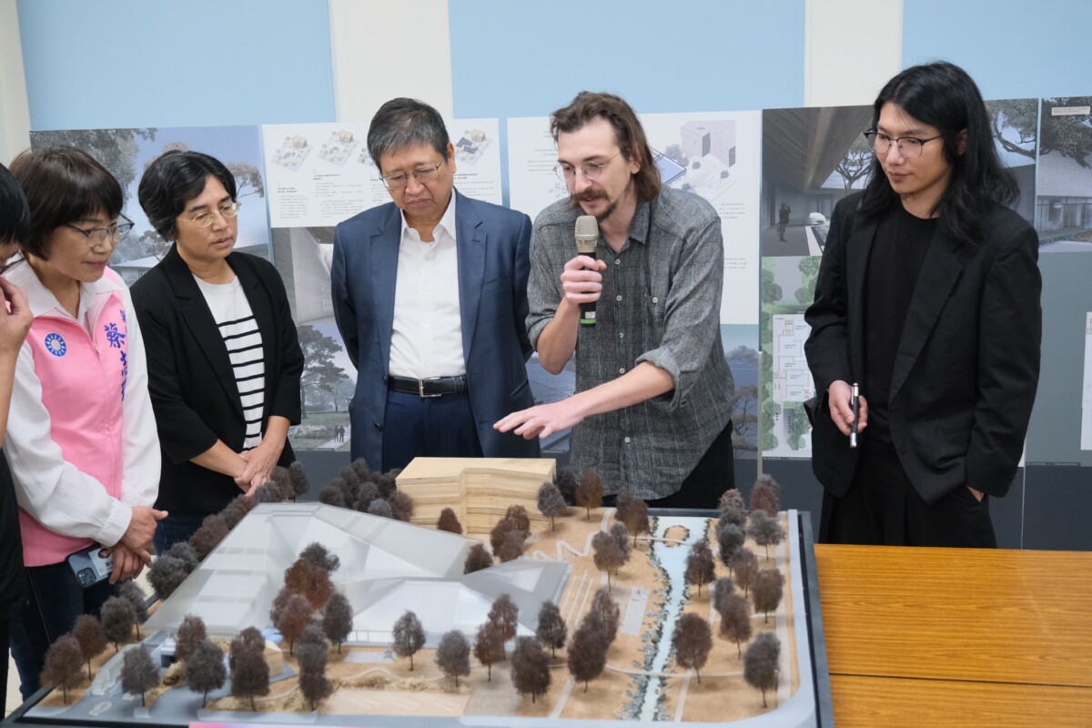 ▲首獎團隊建築師介紹設計理念。