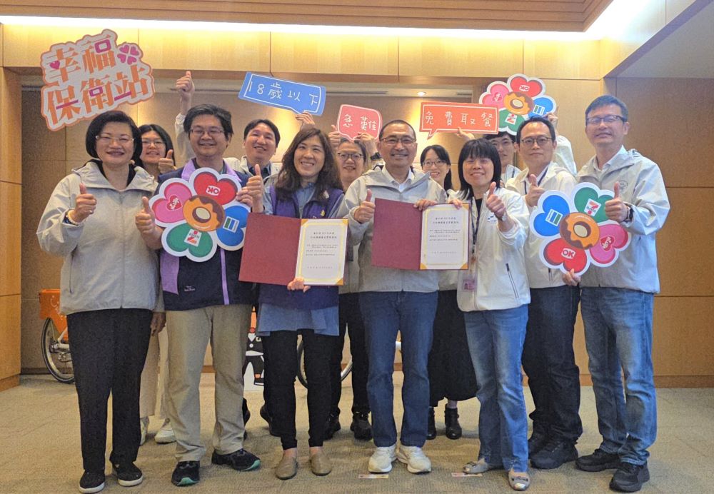 新北幸福保衛站、幼兒園健康促進「幼」 獲最高榮譽肯定 2 圖說》市長侯友宜今日於市政會議感謝市府團隊齊心努力,他強調「只要孩子需要,新北就在」,前排右一教育局長張明文。〈教育局提供〉