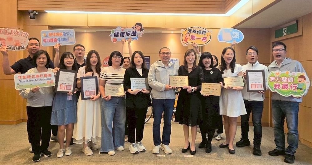 新北幸福保衛站、幼兒園健康促進「幼」 獲最高榮譽肯定 3 《圖說》新北市立三芝幼兒園等6園榮獲2卓越1銀1銅1佳作1教案設計獎,右一教育局長張明文、左一衛生局長陳潤秋。〈教育局提供〉