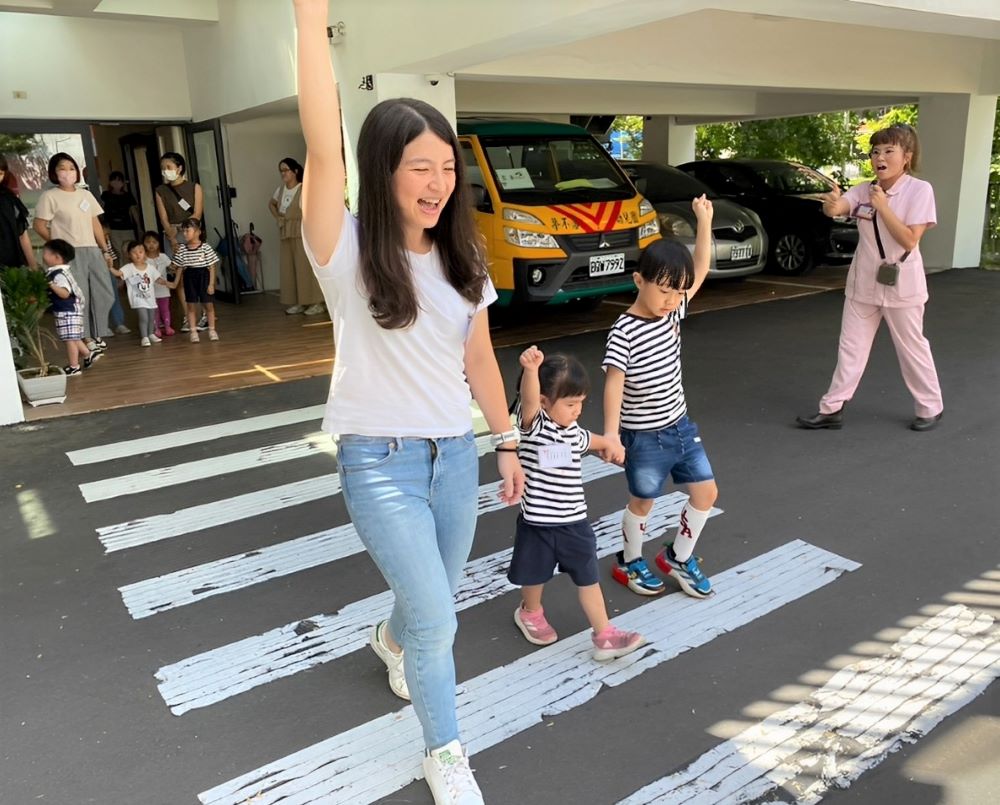 新北幸福保衛站、幼兒園健康促進「幼」 獲最高榮譽肯定 4 《圖說》私立夢不落幼兒園建置交通安全行人過馬路情境,由大班學長姐引導幼幼班實境體驗過馬路。〈教育局提供〉