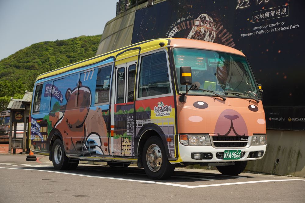 歡迎世壯運選手體驗青春山海線 新北發行世壯運X177瑞芳觀光公車紀念電子票證 1 《圖說》177觀光公車外觀。〈交通局提供〉