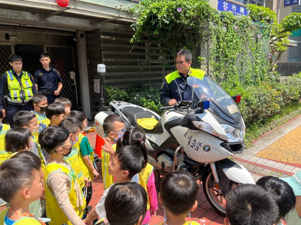 小小警察出任務 萬里幼兒園走入派出所學安全 7 MEITU 20250430 122023063