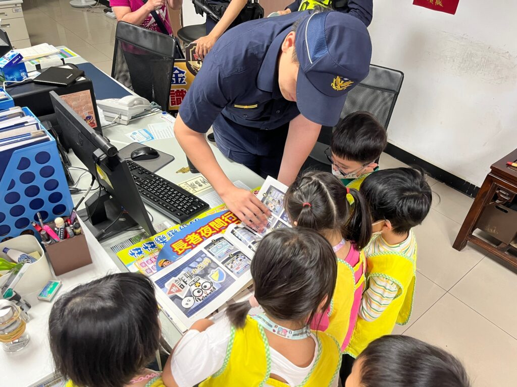 小小警察出任務 萬里幼兒園走入派出所學安全 8 MEITU 20250430 122101839