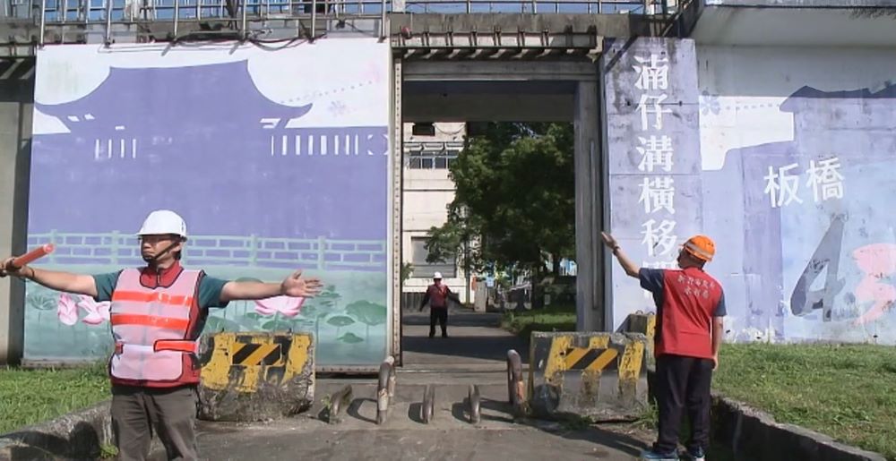 《圖說》面對氣候變遷挑戰，防汛運用智慧科技進行預報、警示，並結合各項防災機制，減少災情發生，圖為演練橫移門關閉 。〈水利局提供〉