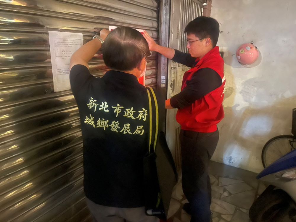 掛羊頭賣狗肉 新北鐵腕斷水斷電不肖卡拉OK店 2 《圖說》市府公安小組張貼嚴重違規場所停止供電處分公告。〈板橋分局提供〉