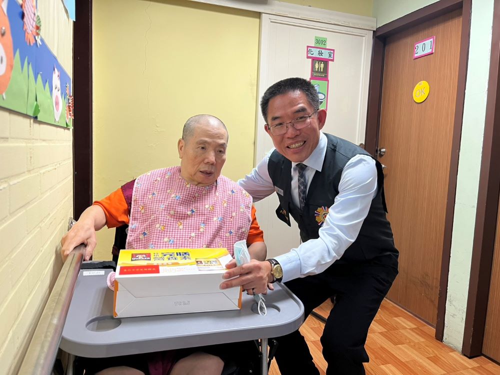 強化關懷照顧 臺北市榮服處推動就醫綠色通道與遠距照護 1 《圖說》臺北市榮民服務處黃信仁處長今日偕同輔導員及社區服務組長訪視內湖區訪視四位高齡及行動不便榮民。〈臺北市榮服處提供〉