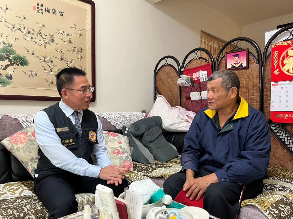 強化關懷照顧 臺北市榮服處推動就醫綠色通道與遠距照護 2 《圖說》黃信仁處長鼓勵長輩及家屬安裝輔導會的「遠距居家照顧系統」。〈臺北市榮服處提供〉