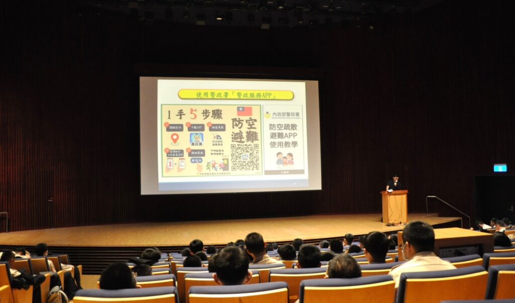 台中城鎮韌性演習7/15 登場 中市府替代役法紀教育強化勤務訓練 6 警察局烏日分局警員王紫葵講解 民防任務編組及防空疏散避難與實作測考
