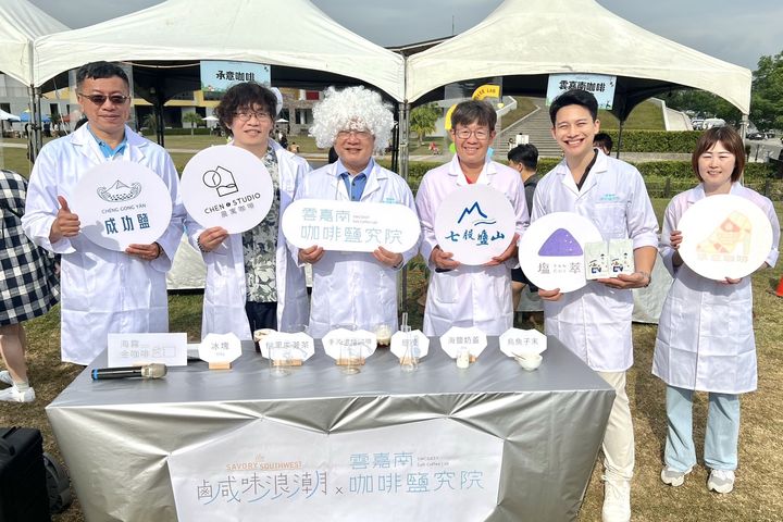 2025西拉雅森活節咖啡市集,雲嘉南管理處攜手5家攤位業者:七股鹽山鹽滷咖啡、塩萃YANCUI珈琲、成功鹽-鹽花咖啡、晨寓咖啡以及承意咖啡,推出各家雲嘉南海鹽風味的咖啡產品。 圖:雲嘉南濱海國家風景區管理處/提供