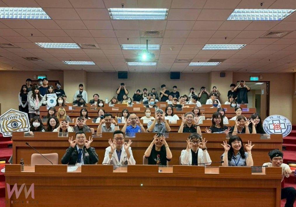 看見未來「視」界!中臺科大視光系授袍典禮 傳承社會責任與專業使命 - https://www.watchmedia01.com