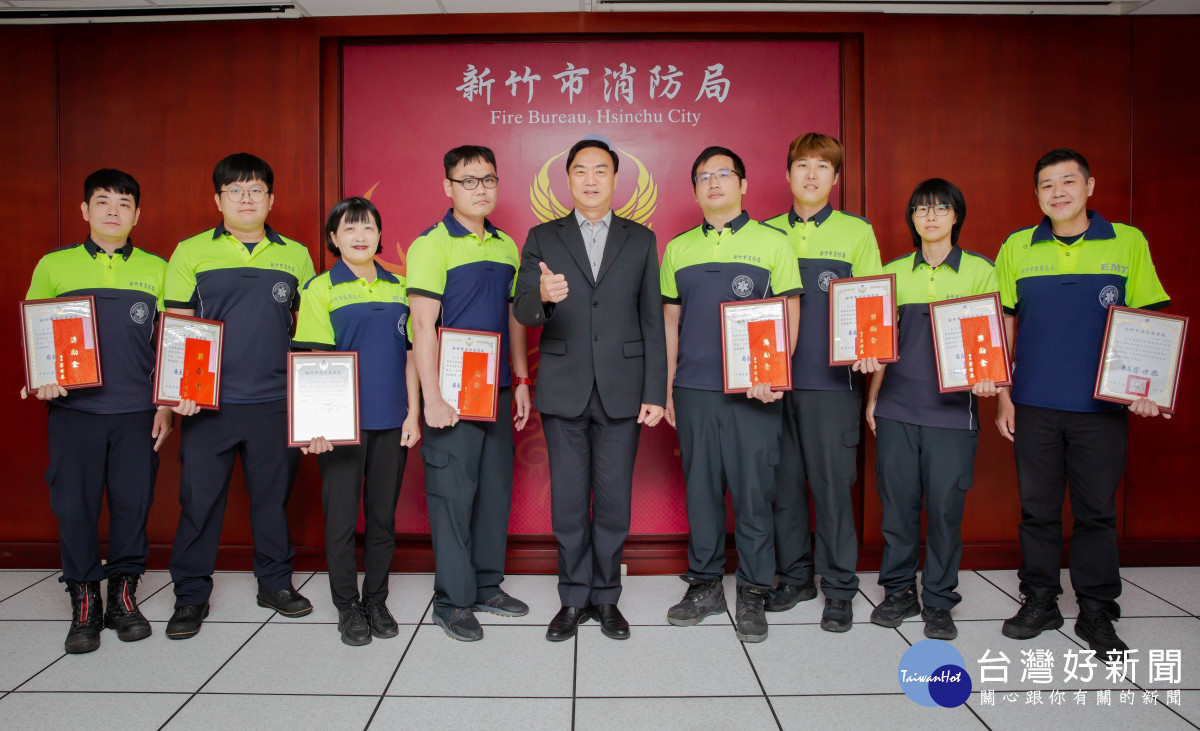 消防局李世恭局長頒發獎狀予出勤的消防及鳳凰志工同仁。