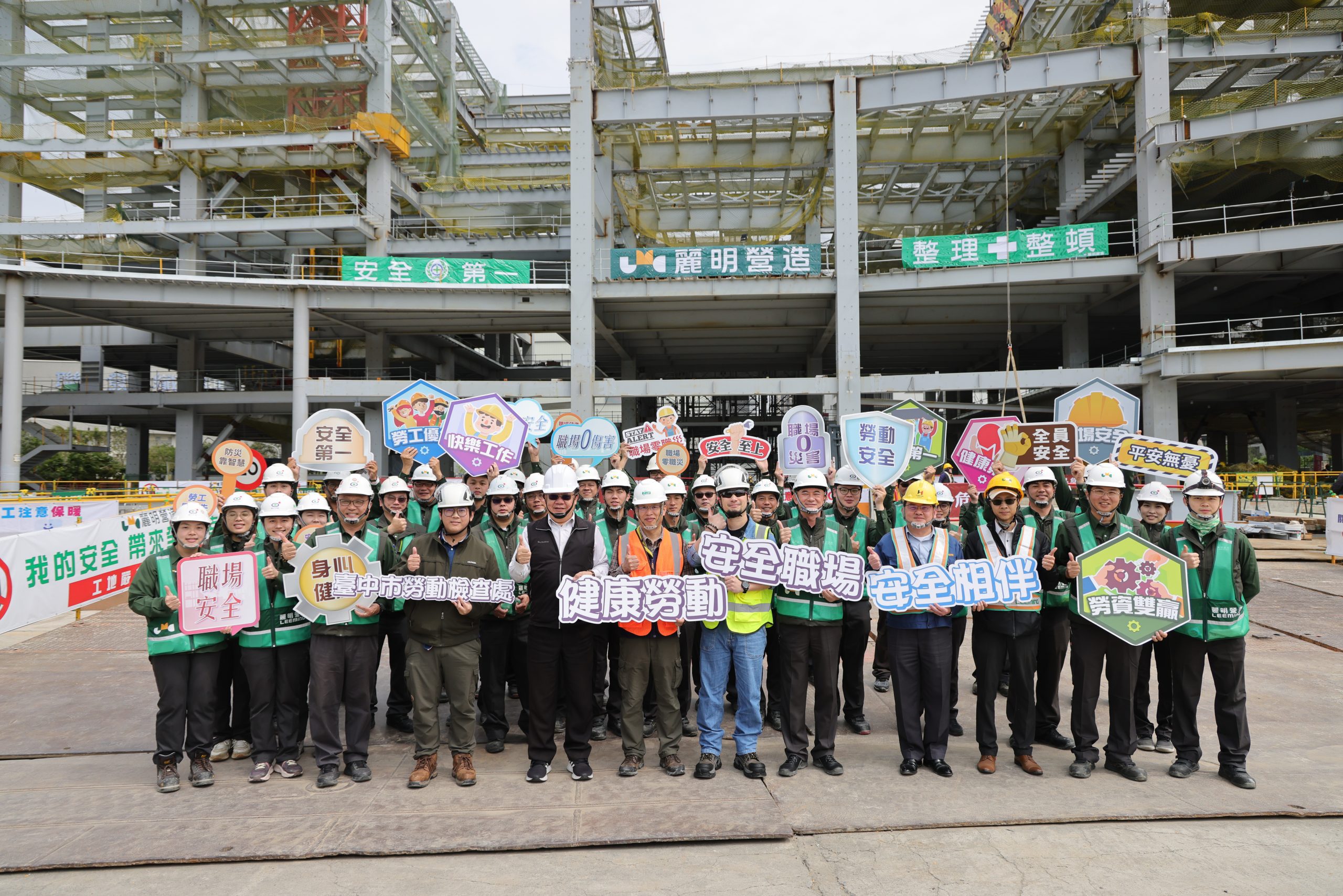 中市勞工局攜網紅「超認真少年」宣導塔吊安全　提升工地作業警覺與認知