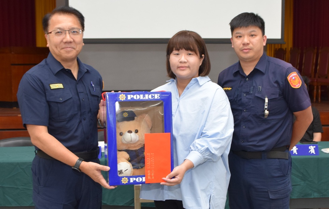 ▲圖說：熱血女騎士蕭小姐載著員警緝獲狂奔失聯移工，第一分局特別頒獎表揚 （圖／台中市政府 提供）