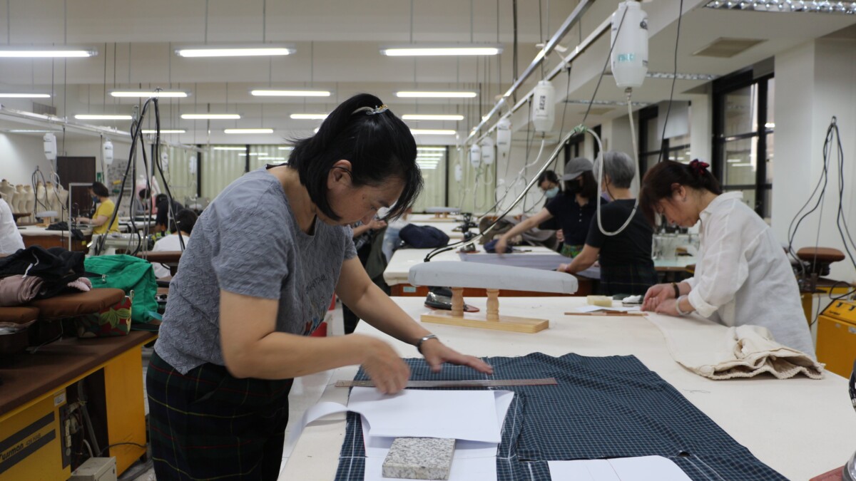 ▲服裝製作課程裁剪上課實景。