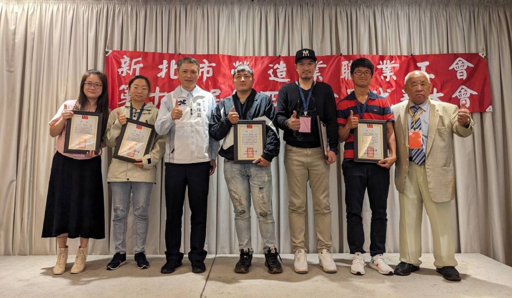 新北勞工局長5/1宣導職安暨表揚模範勞工 6 《圖說》陳瑞嘉局長、理事長胡和澤與獲獎模範勞工合影二。〈勞工局提供〉