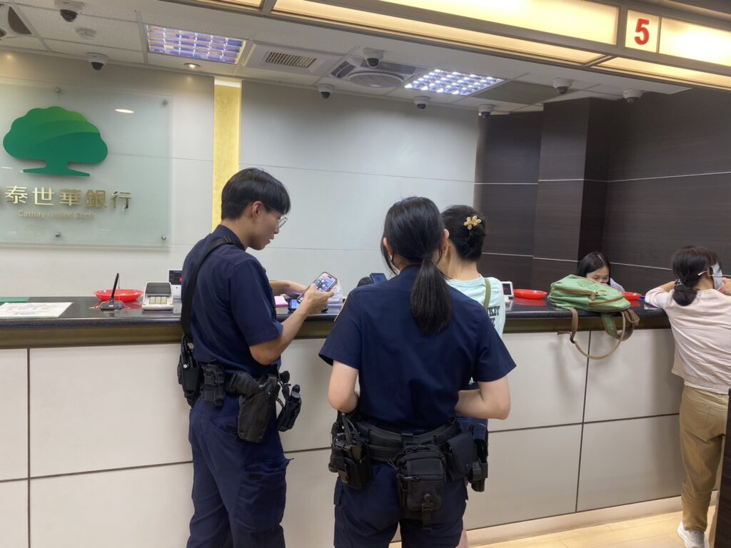 婦提領數十萬現金 暖警關懷協助護鈔返家 3 1746093502666