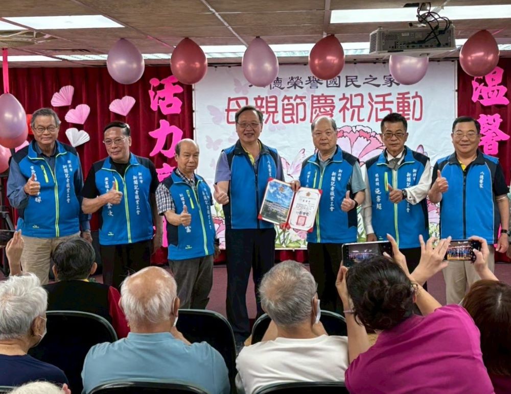 八德榮家歡慶母親節 新北記者工會、佛教正心會溫馨送暖 1 《圖說》八德榮家主任酆世俊〈中〉感謝新北記者職業工會理事長黃村杉〈右3〉及成員。〈八德榮家提供〉