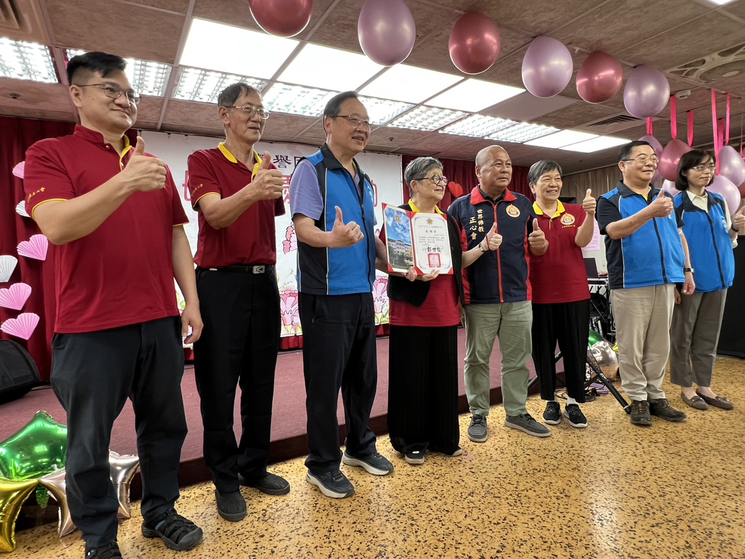 八德榮家歡慶母親節 新北記者工會、佛教正心會溫馨送暖 2 《圖說》八德榮家主任酆世俊〈左三〉致贈世界佛教正心會執行長陳和慧〈左四〉感謝狀合影。〈記者葉柏成攝〉