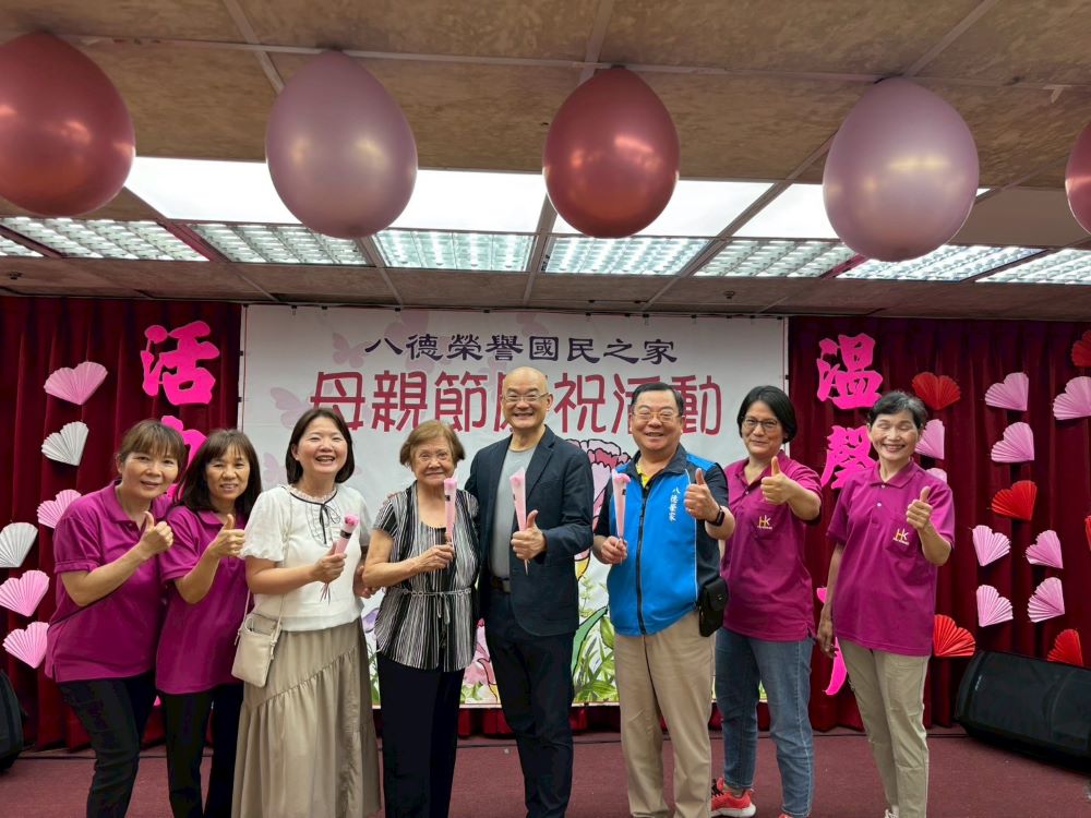 八德榮家歡慶母親節 新北記者工會、佛教正心會溫馨送暖 3 《圖說》八德榮家副主任程釋鋒〈右3〉為母親節活動按讚。〈八德榮家提供〉