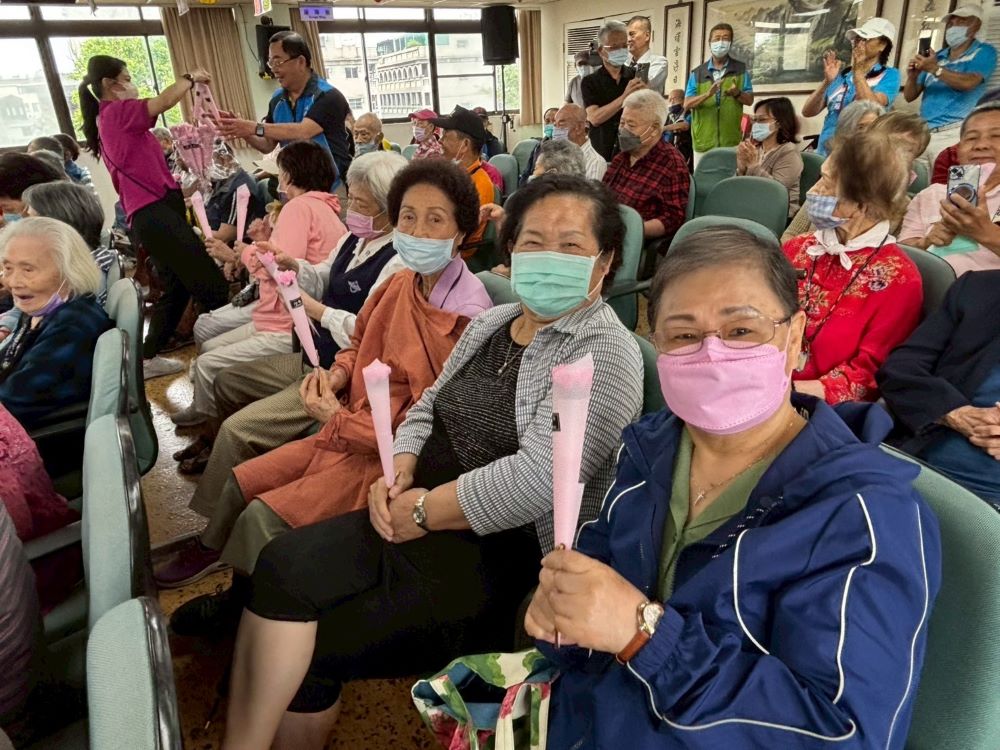 八德榮家歡慶母親節 新北記者工會、佛教正心會溫馨送暖 4 《圖說》八德榮家女性住民長輩多,舉辦理母親節聯歡活動熱鬧非凡。〈八德榮家提供〉