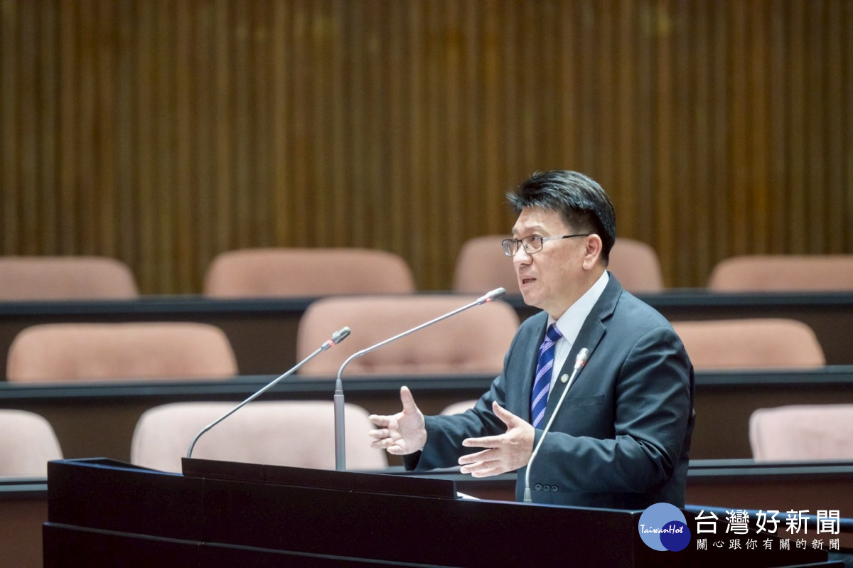 林思銘力促行政院克服各種技術上的問題，解決大新竹地區的交通黑暗。