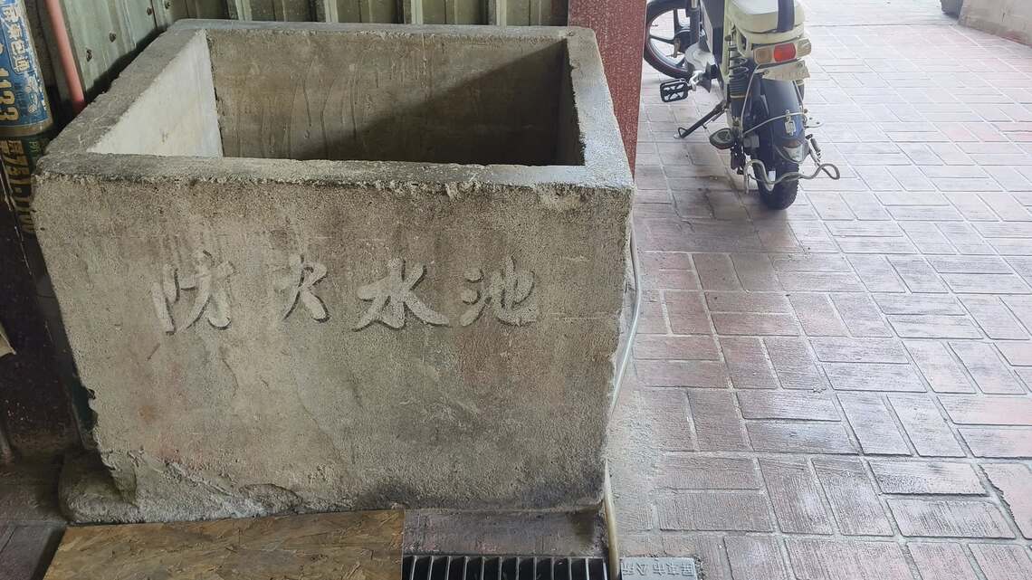 60年前才有的消防用水箱 屏東市東區傳統市場保留一座