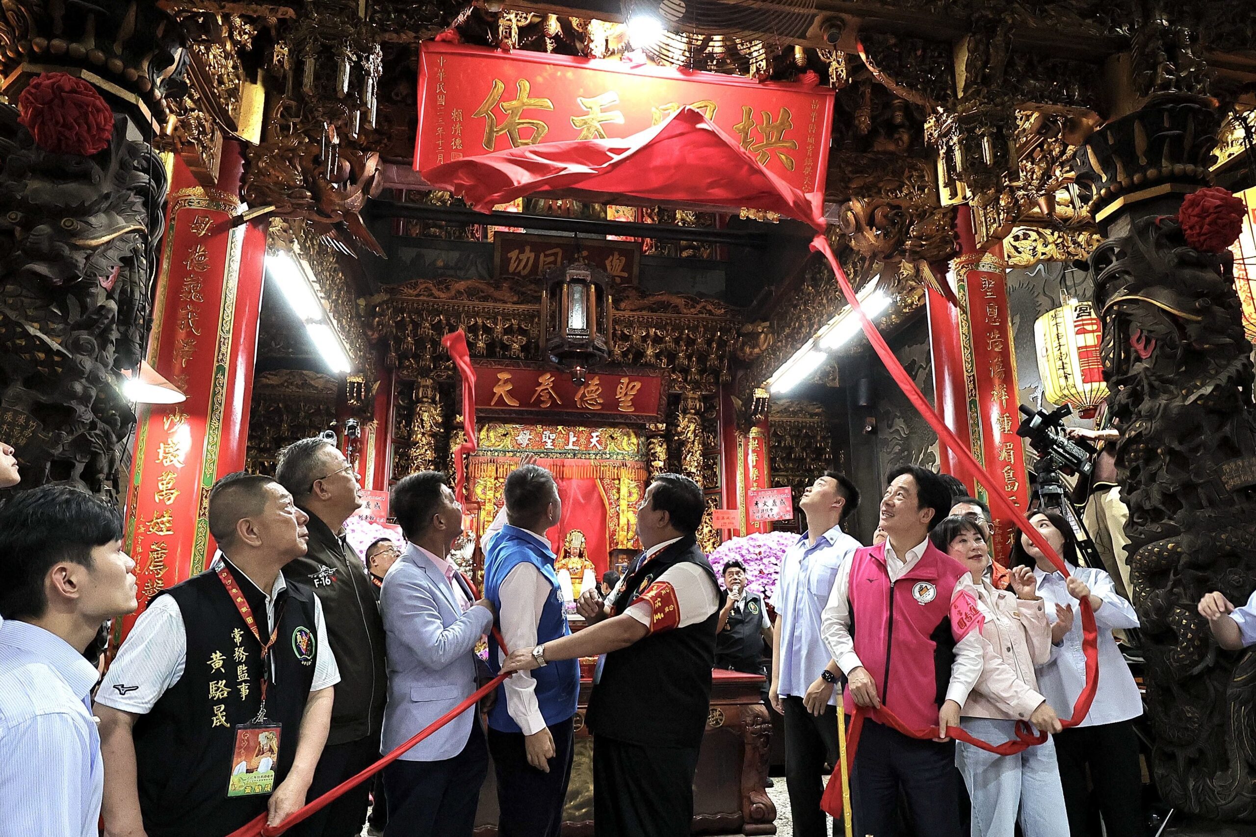 32萬信眾跟隨！白沙屯媽祖進香登轎　賴總統頒匾相送