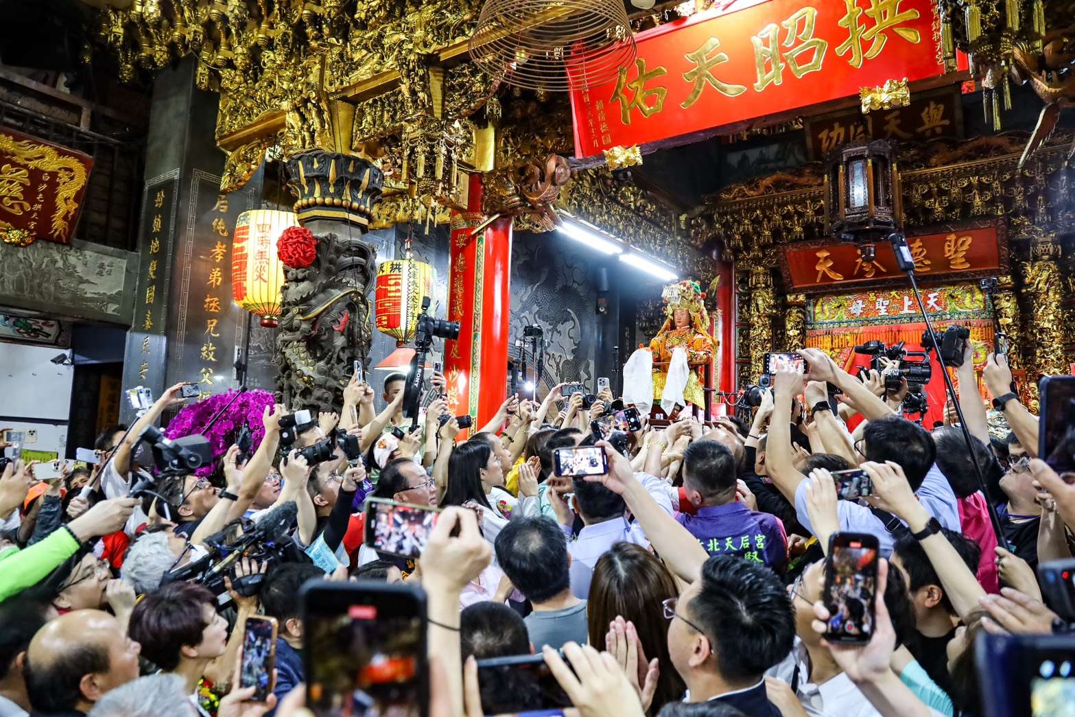 白沙屯媽祖深夜登轎起駕 展開10天9夜北港進香之旅
