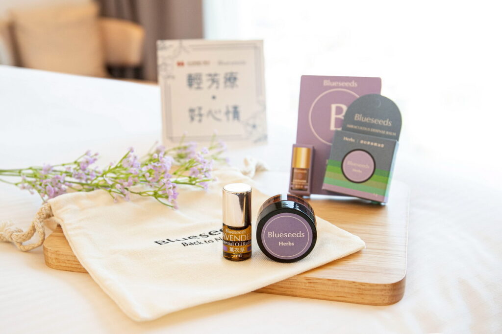 台北凱達大飯店於「輕芳療・好心情」住房專案,專案每房贈送療癒身心的「每日好心情組」,內含薰衣草滾珠精油及草本萬用修護膏各乙個。圖/台北凱達大飯店提供