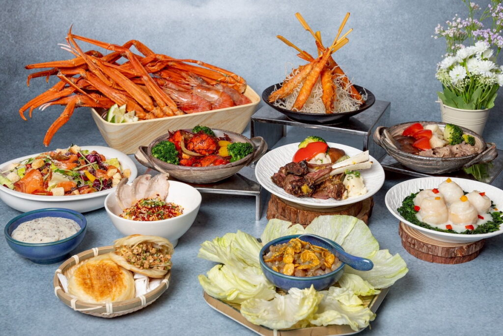台北凱達大飯店百宴自助餐廳於5/10、5/11限時兩天推出母親節饗宴,每位1,680元+10%,將餐檯菜色大升級,主打天使紅蝦、松葉蟹腳、法式羊排、XO醬炒龍蝦等料理無限吃到飽。圖/台北凱達大飯店提供