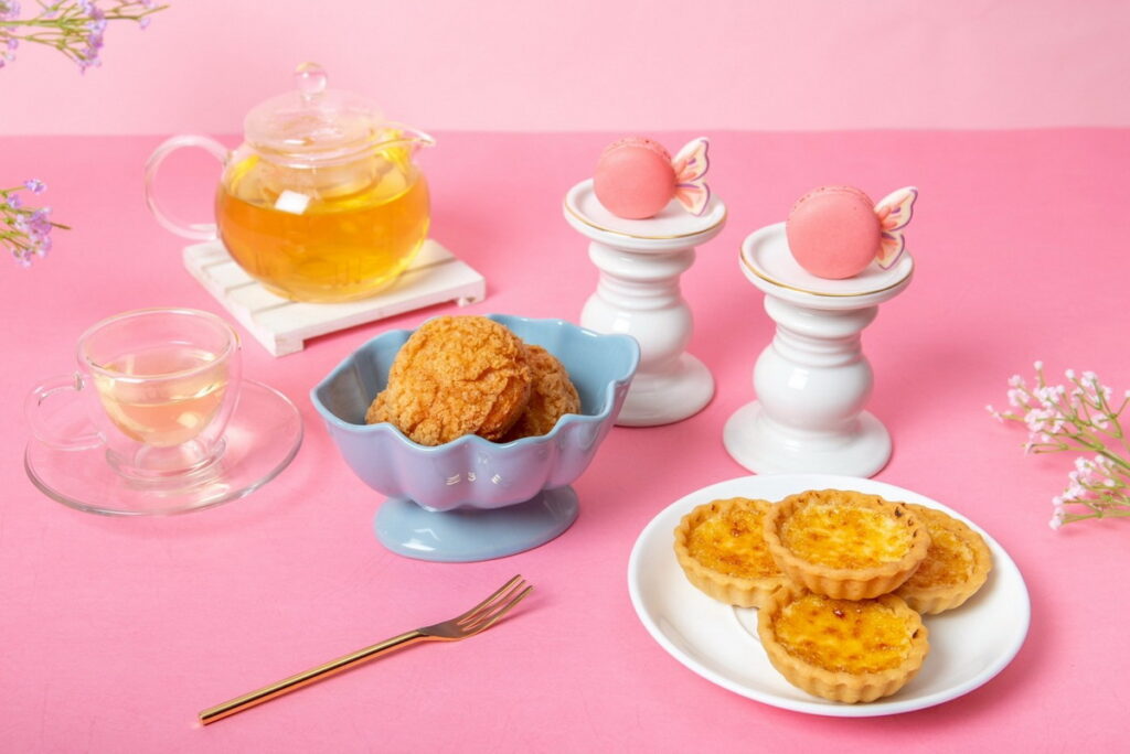 台北凱達大飯店百宴點心坊亦同步推出母親節限定甜點,包含綿密乳酪融合焦糖香氣的「西日本焦糖乳酪塔」、香濃滑順的「脆皮卡士達泡芙」以及百宴人氣招牌「馬卡龍」等優雅細膩精緻甜點。圖/台北凱達大飯店提供
