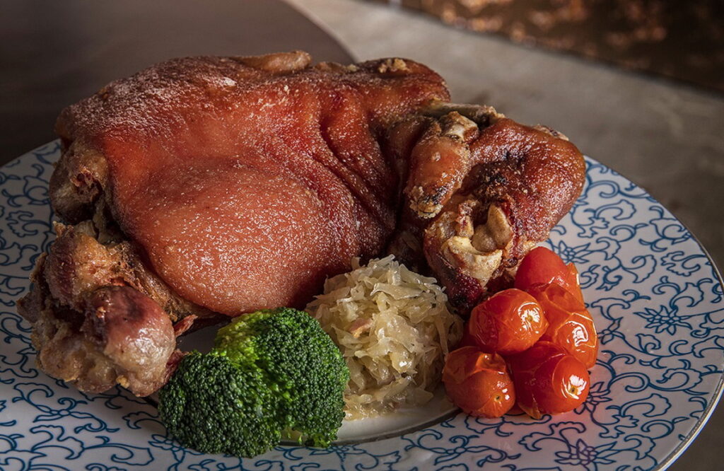 台北凱達大飯店家宴中餐廳推出「寵愛媽咪饗宴桌菜」,其中包含屢獲佳績的「凱達冠軍豬腳」,表皮酥脆、膠質Q彈不油膩,肉質鮮嫩且帶有迷人香料氣味。