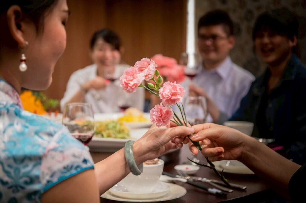 台北凱達大飯店家宴中餐廳於5/1-5/11推出「寵愛媽咪饗宴桌菜」,十人份桌菜優惠價15,800元+10%,凡於5/10、5/11當日用餐再加碼贈送康乃馨花束乙支。