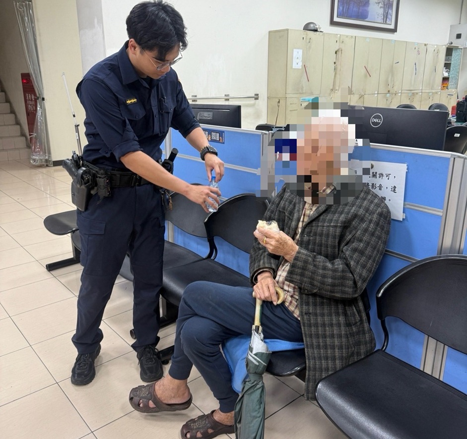 ▲圖說:老翁深夜身穿西裝佇立街頭許久,員警先將其帶返派出所安置 (圖/台中市政府 提供)