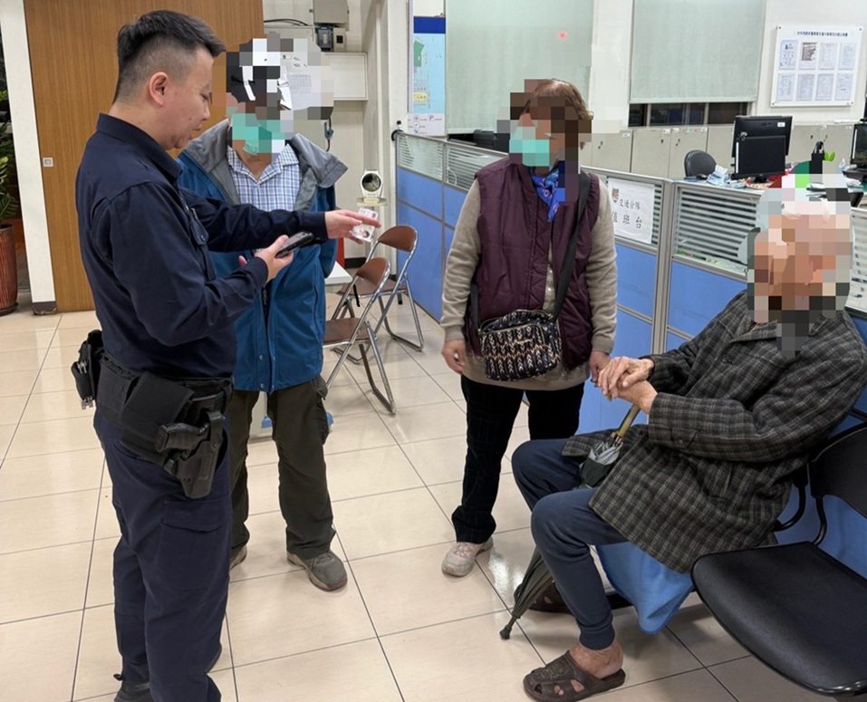 ▲圖說:警員聯絡上老翁家屬,趕抵警所將老翁接回 (圖/台中市政府 提供)