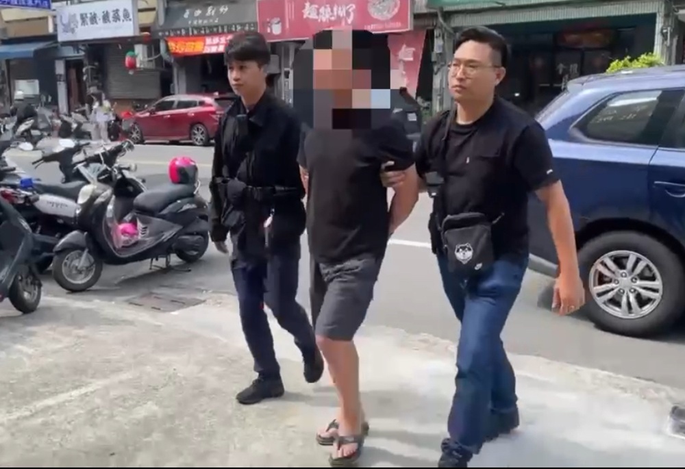 持刀搶劫前雇主金項鍊 警5小時火速逮捕看護工送辦 230 248250502a07