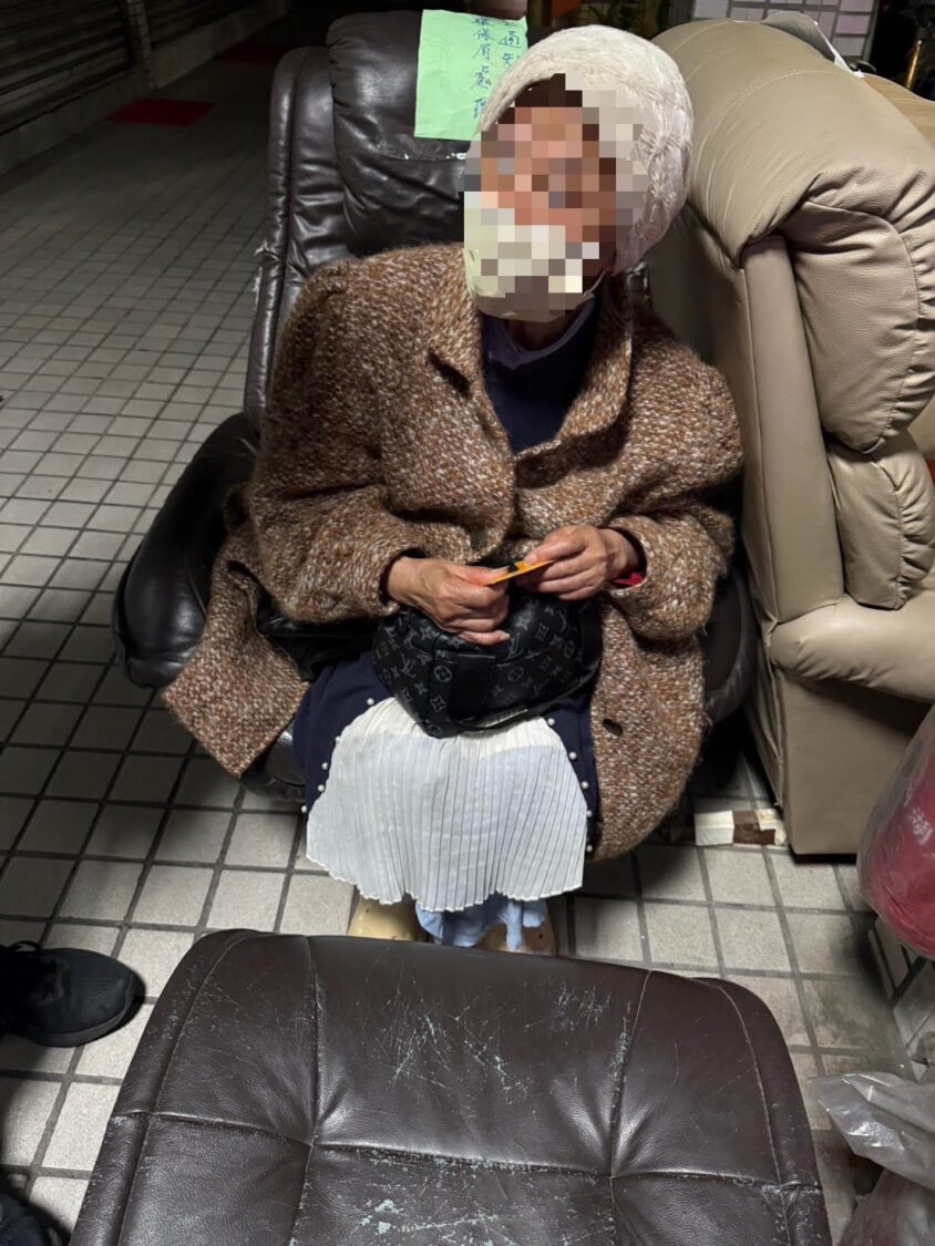 老婦人獨自久坐於社區外廢棄沙發，員警前往關懷。（記者薛秀蓮翻攝)