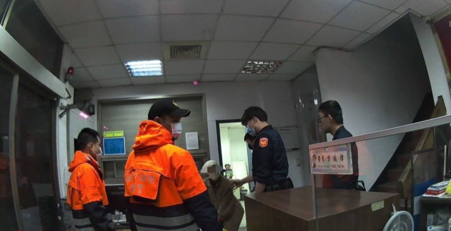 內湖派出所員警陪同老婦人返回派出所，並耐心勸其就醫評估狀況。（記者薛秀蓮翻攝)