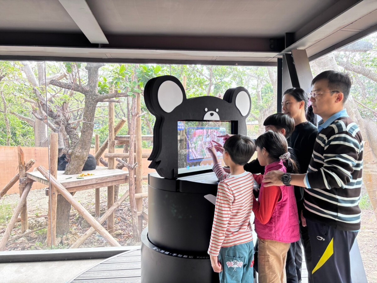 ▲民眾體驗黑熊廊道內的「AI智慧環境導覽系統」