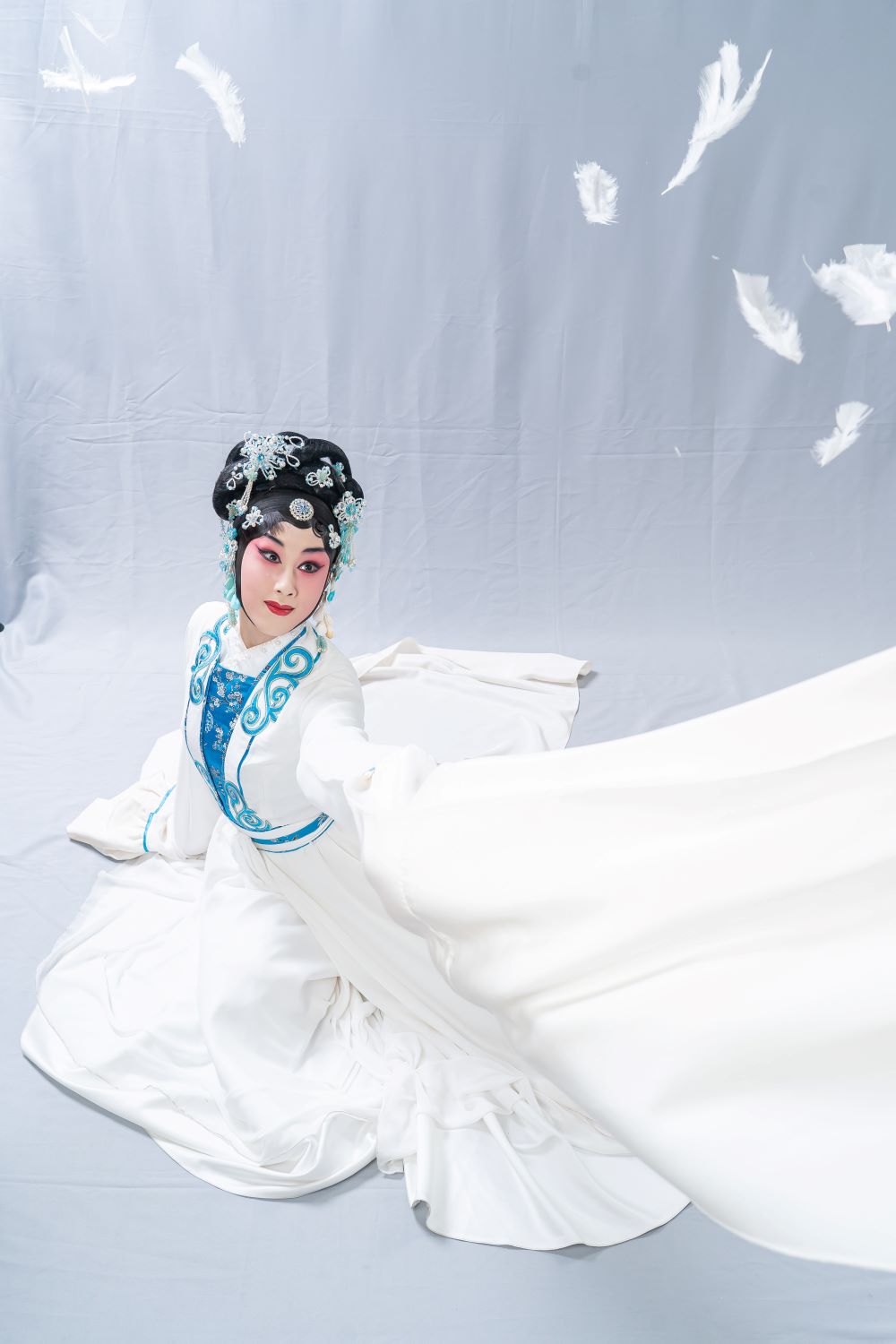 藝起觀賞三齣經典戲曲 〈花雅戲曲藝術教育〉豐富兒少素養 1 《圖說》《打神告廟》敘述名妓焦桂英接濟秀才王魁,並互許終身, 但王魁高中後卻背棄桂英,導致她哀傷在海神廟自縊身亡。〈社會局提供〉