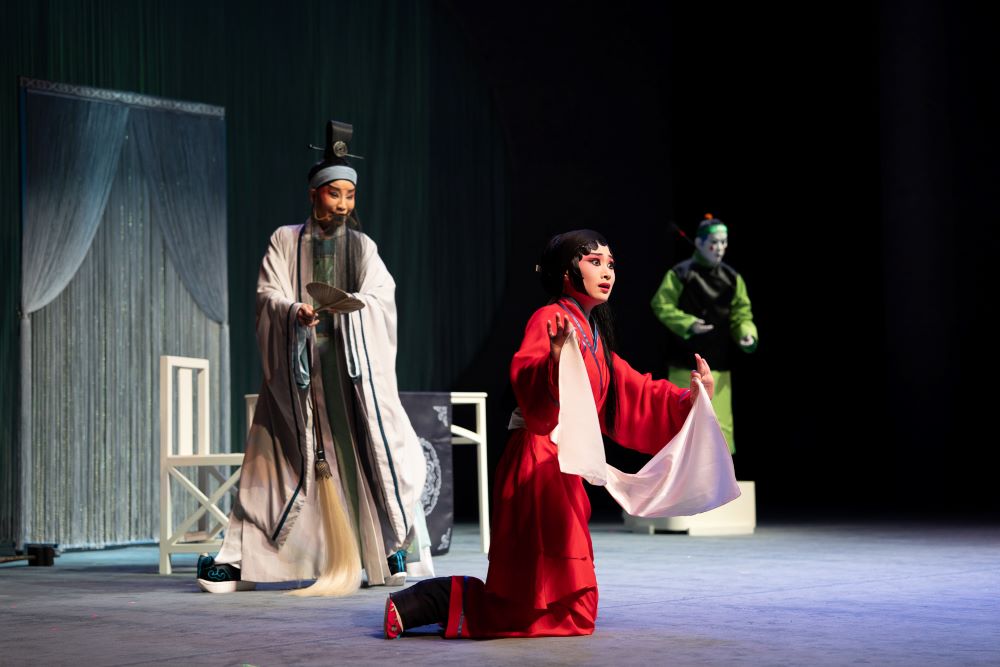 藝起觀賞三齣經典戲曲 〈花雅戲曲藝術教育〉豐富兒少素養 2 《圖說》《試妻劈棺》劇情描述莊子為測試他妻子忠貞的故事,劇中靈堂的紙紮人(右)由丑角扮演,紋風不動彷若人偶的表演功力令人驚嘆。〈社會局提供〉