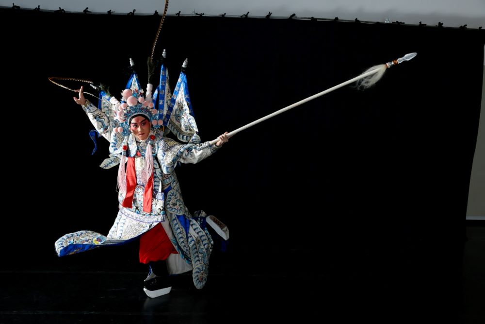 藝起觀賞三齣經典戲曲 〈花雅戲曲藝術教育〉豐富兒少素養 3 《圖說》《周瑜歸天》敘述三國時代,瑜亮情節,才智超人的周瑜卻敗給諸葛亮 最終含憤吐血身亡。〈社會局提供〉