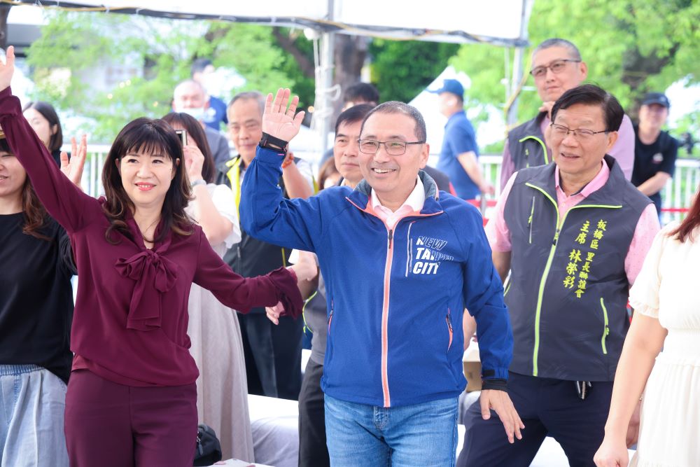 《圖說》侯友宜與搖擺舞團Swing Taiwan熱情共舞，左一為經發局長盛筱蓉。〈經發局提供〉
