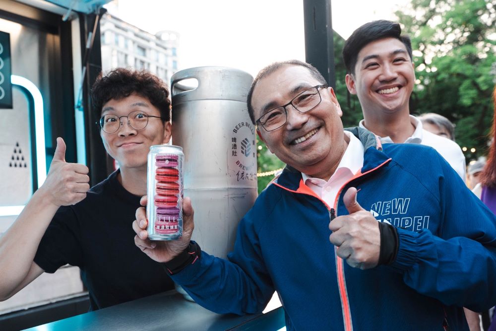 《圖說》「跑吧Cheers！微醺護照」陪你續攤！活動串聯板橋人氣餐酒館推出集章挑戰，即日起至5月18日，只要到合作店家消費並集滿2間店家印章，即可至活動現場兌換限量微醺飲品。〈經發局提供〉