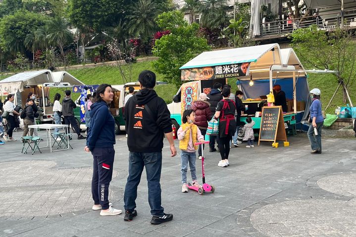 行動餐車市集進駐碧潭東西岸,為假日漫遊增添美食樂趣。 圖:新北市政府觀光旅遊局/提供