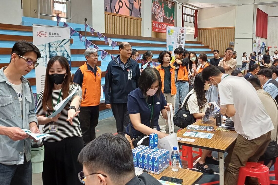 高雄挺勞工拚就業 五一系列聯合徵才吸引逾800人次面試