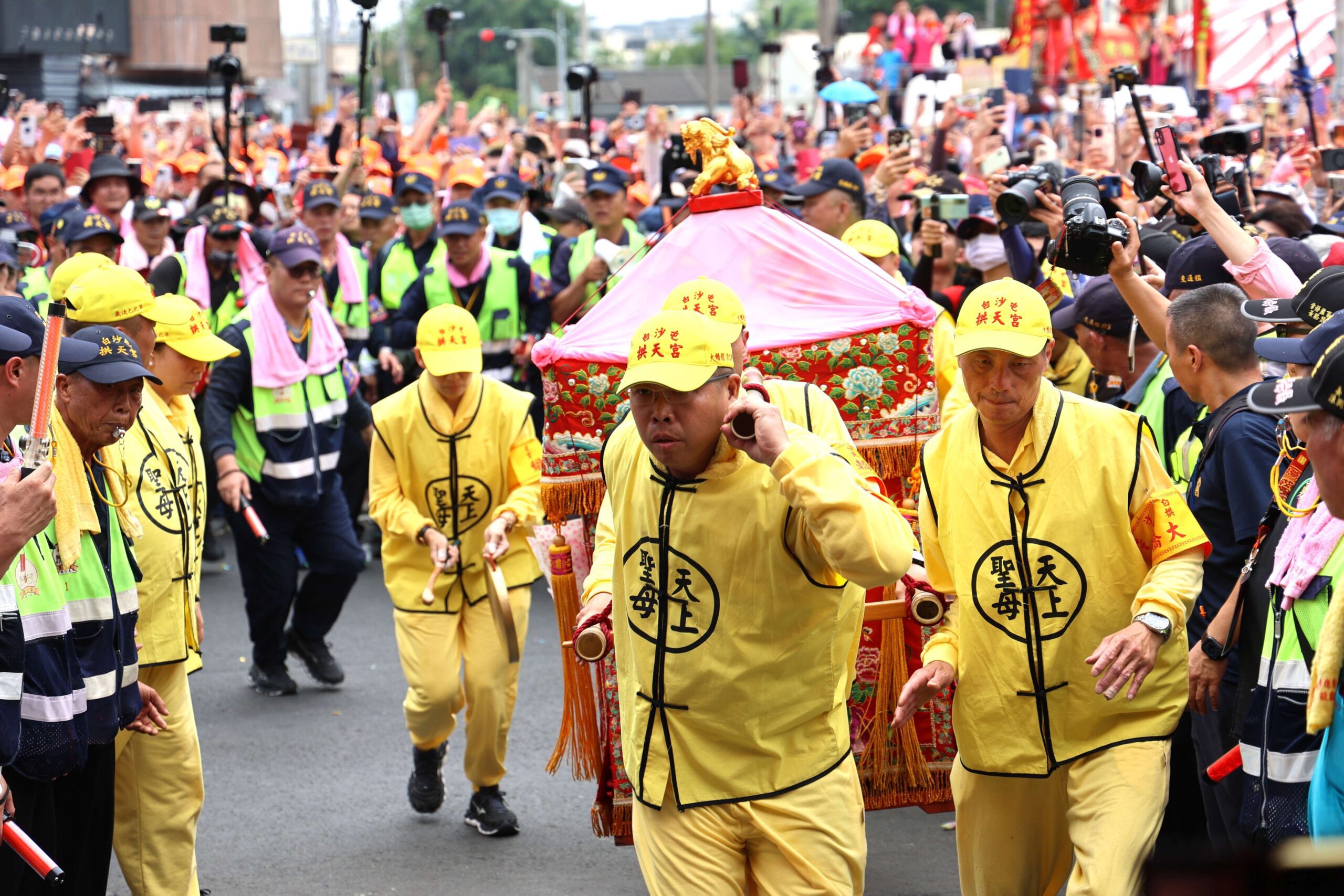 壯觀!媽祖鑾轎抵北港 張麗善、張嘉郡、丁學忠齊聚接駕