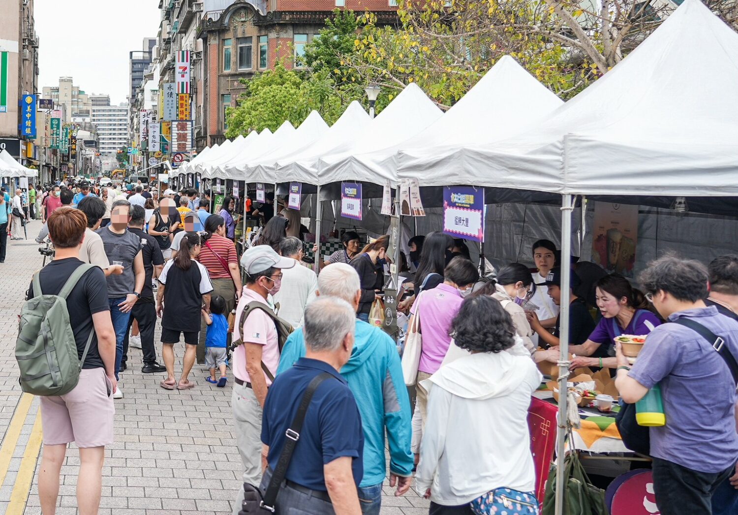 第四屆【大口吃萬華美食祭】今日登場，活動更集結超過55個攤位，跨商圈結合展現彼此的串聯共好。(圖/台北市萬華街區發展協會提供)